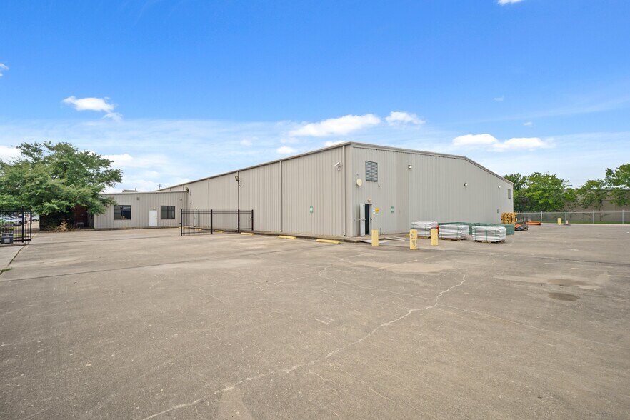 More Photos Of 9201 Winkler Dr, Houston Warehouse For Sale