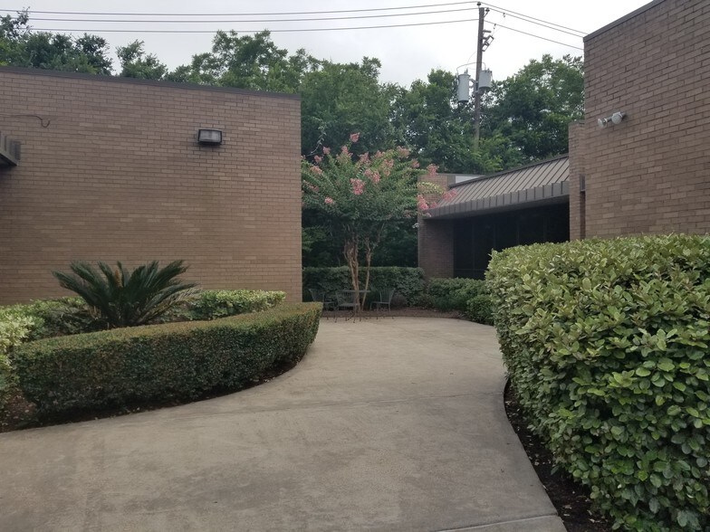 More Photos Of 2006 Broadway St, Pearland Medical For Lease