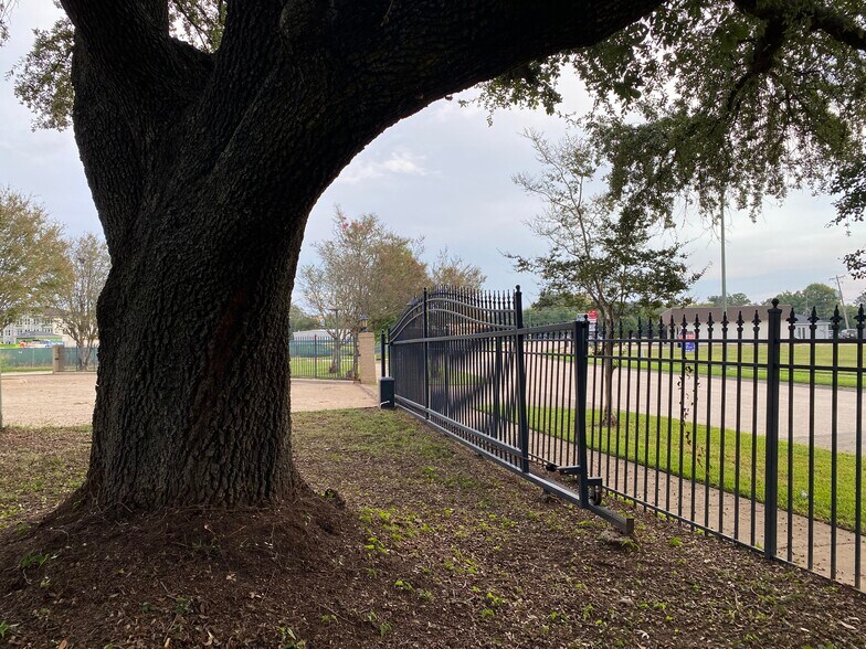 More Photos Of 9400 Village Green Dr, Shreveport Office For Lease