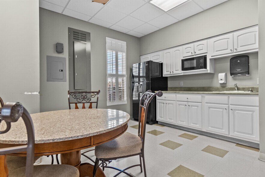 More Photos Of 239 Cedric St, Leesburg Office For Sale