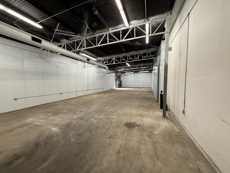 More Photos Of 10857 Drury Ln, Lynwood Warehouse For Lease