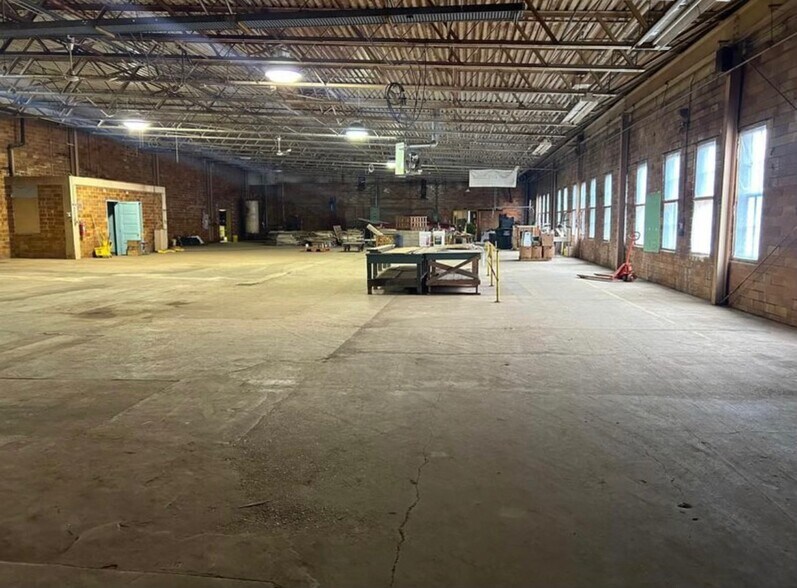 More Photos Of 15 Eagle St, Phelps Manufacturing For Lease