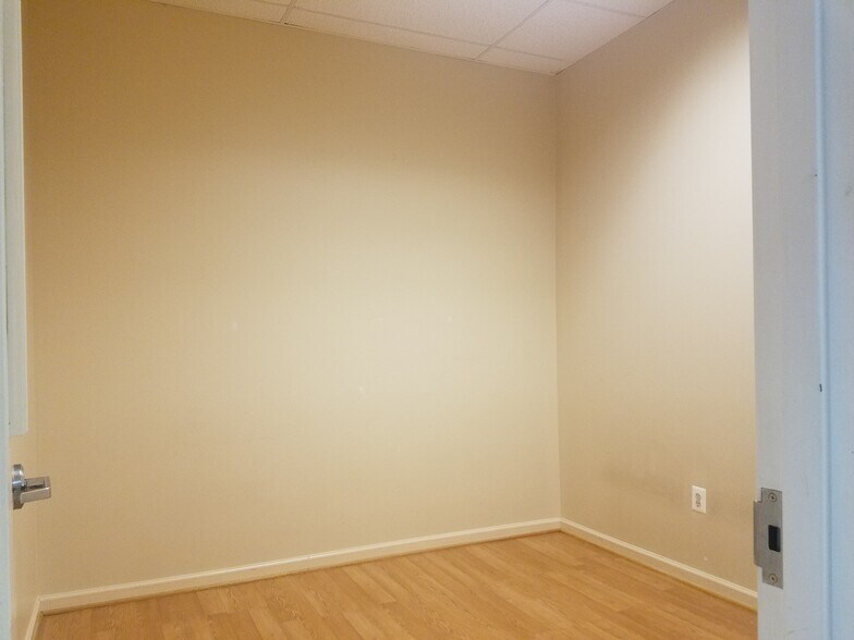 More Photos Of 4229 Lafayette Center Dr, Chantilly Business Park For Lease