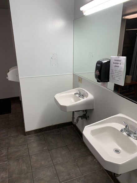 More Photos Of 3215-3219 N Broadway St, Chicago Health Club For Lease