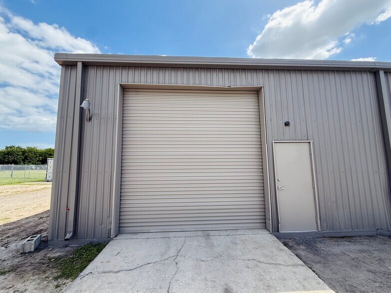 More Photos Of 11881 N 44th St, Clearwater Warehouse For Lease