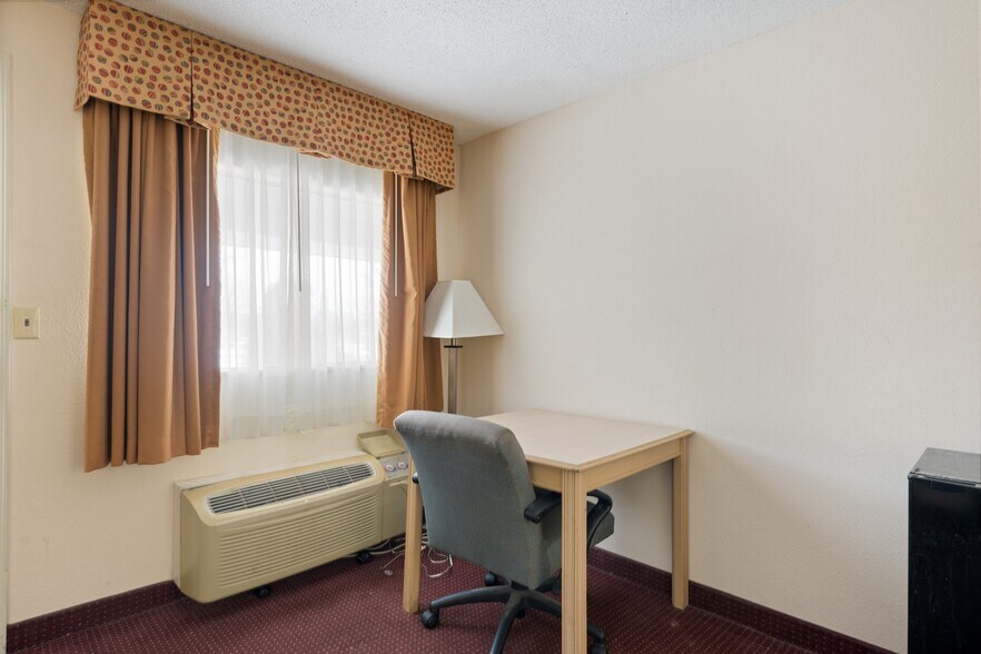 More Photos Of 1530 Cleveland Rd, Sandusky Hotel For Sale