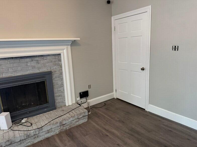 More Photos Of 199 Union St, Occoquan Storefront Retail Residential For Lease