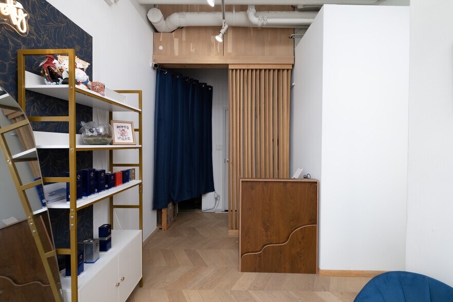 More Photos Of 98 Church st, Toronto General Retail For Sale