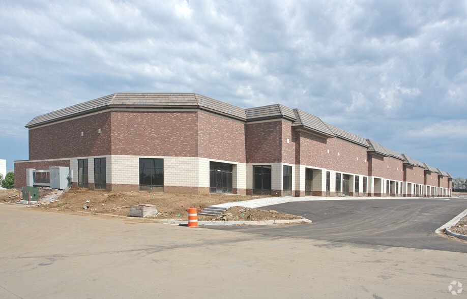 More Photos Of 10000-10098 Lackman Rd, Lenexa Flex For Lease