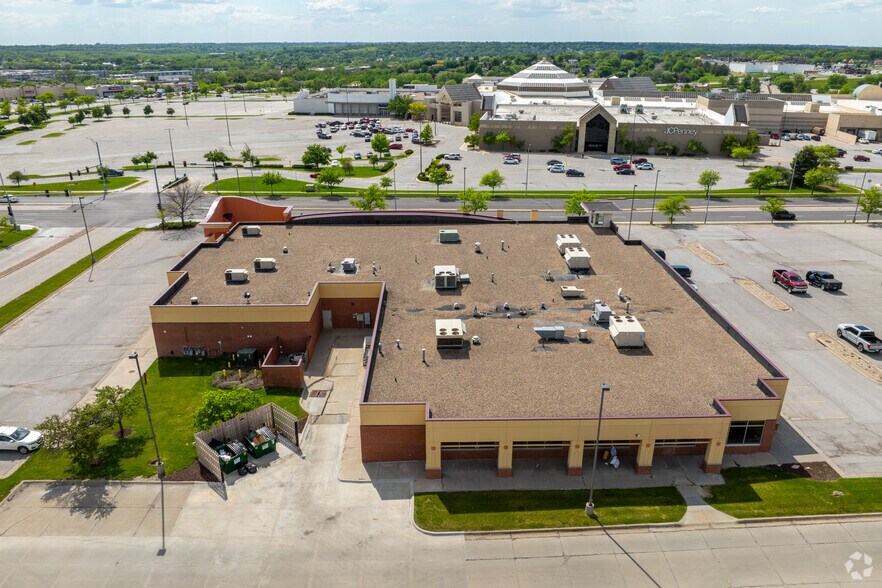 More Photos Of 3205-3225 Oak View Dr, Omaha General Retail For Lease