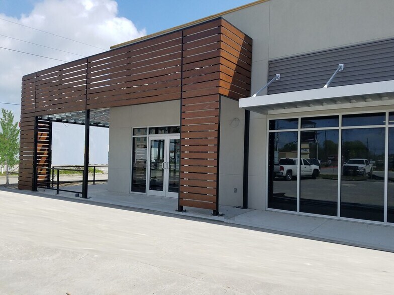 More Photos Of 2705 W Highway 30, Gonzales Freestanding For Lease