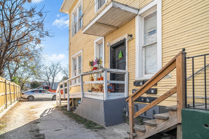 More Photos Of 1110 W Ashby Pl, San Antonio Apartments For Sale