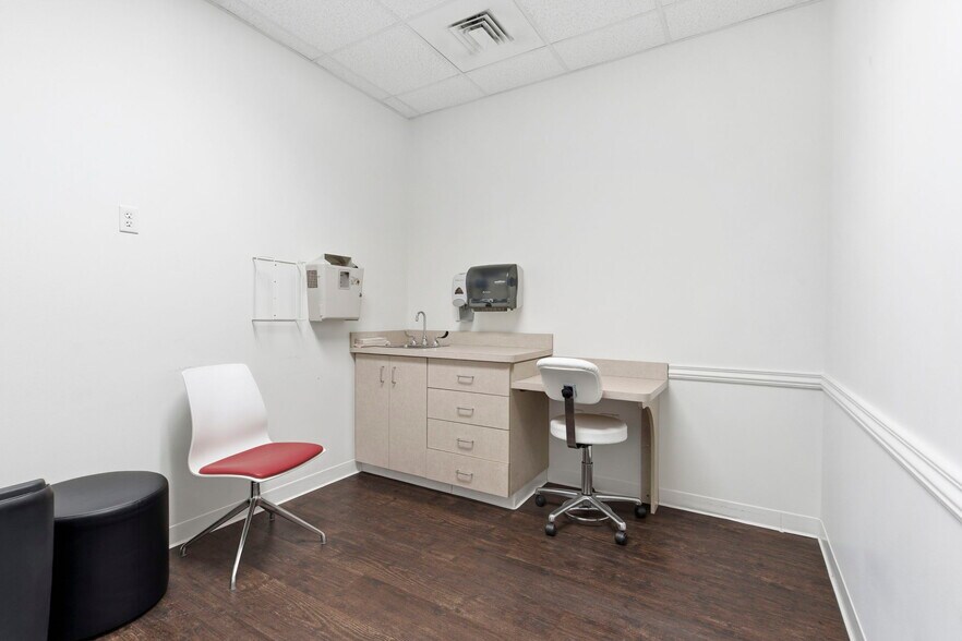 More Photos Of 5540-5550 N Farmer Branch Rd, Ozark General Retail For Sale