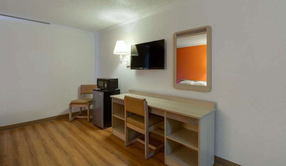 More Photos Of 31 N Green Bay Rd, Waukegan Hotel For Sale