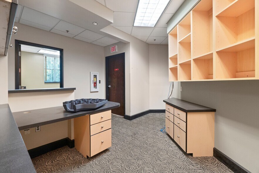 More Photos Of 191 W Plaza Dr, Mooresville Storefront Retail Office For Lease