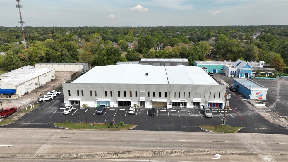 More Photos Of 1331 E Broadway St, Pearland Light Distribution For Lease