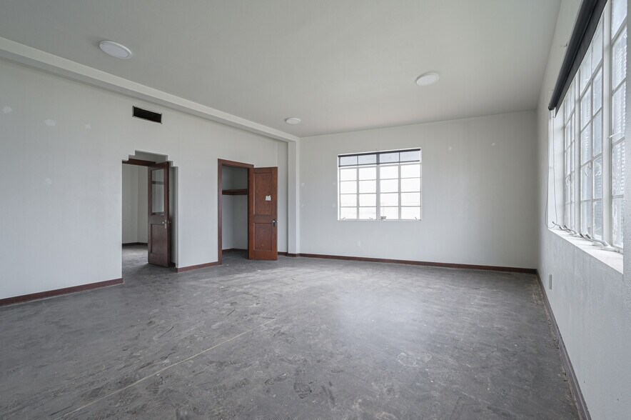 More Photos Of 1701 NW 5th St, Oklahoma City Warehouse For Sale