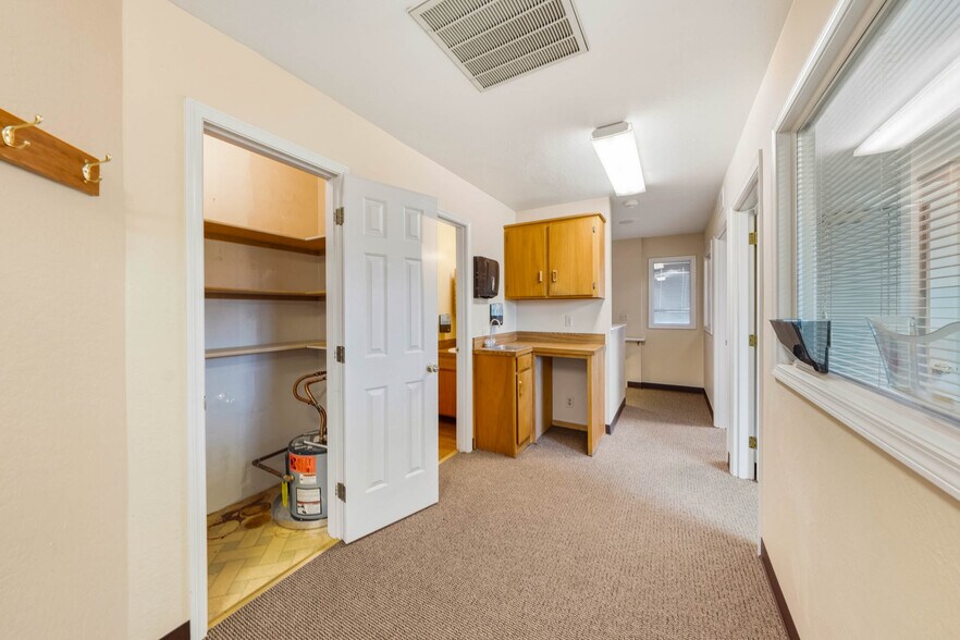 More Photos Of 735 SE 7th St, Grants Pass Office For Sale