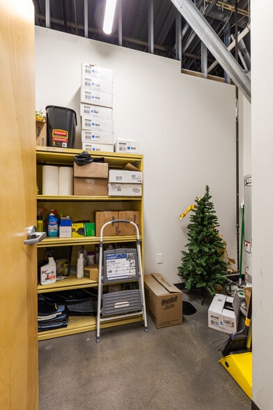 More Photos Of 1217 W 12th St, Kansas City Flex For Lease