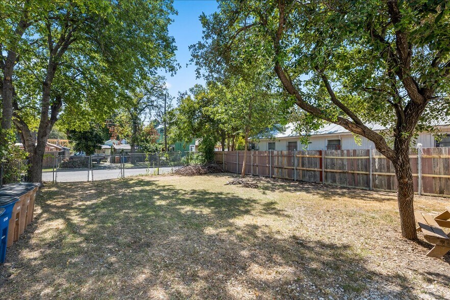 More Photos Of 2607 E 5th St, Austin Religious Facility For Sale