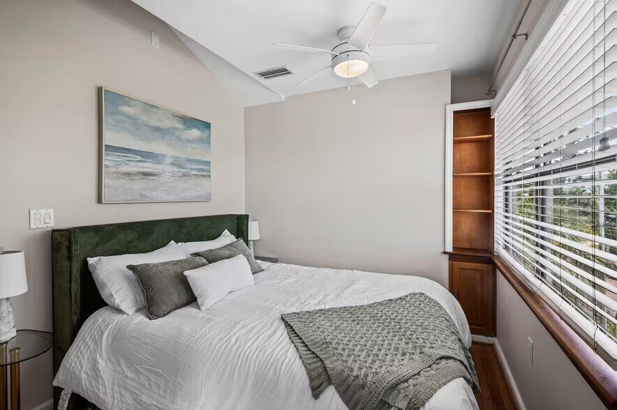 More Photos Of 3062 Beach Blvd S, Gulfport Freestanding For Sale