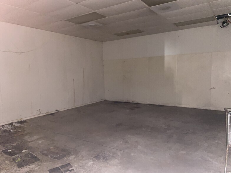 More Photos Of 5424-5428 25th St, Cicero Industrial For Sale