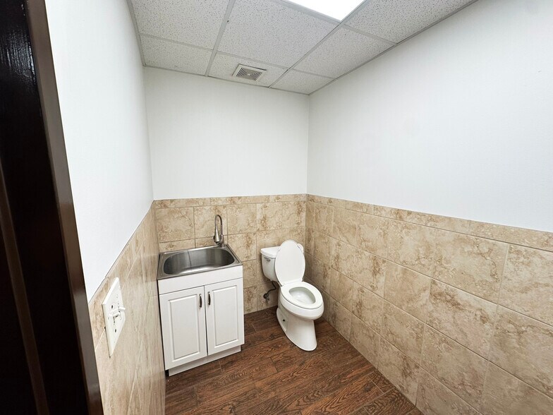 More Photos Of 209 Industrial Park Dr, Cumming Warehouse For Lease