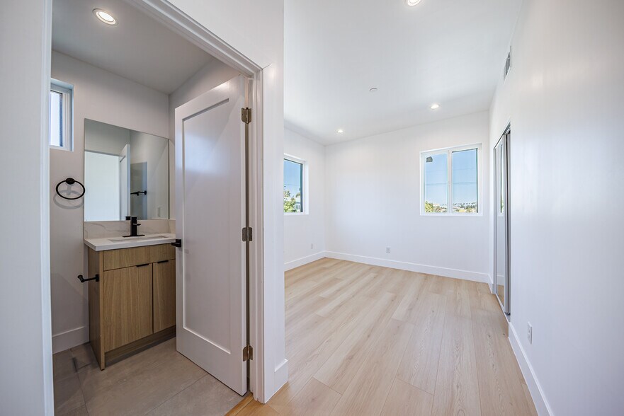 More Photos Of 1330 S Longwood Ave, Los Angeles Apartments For Sale