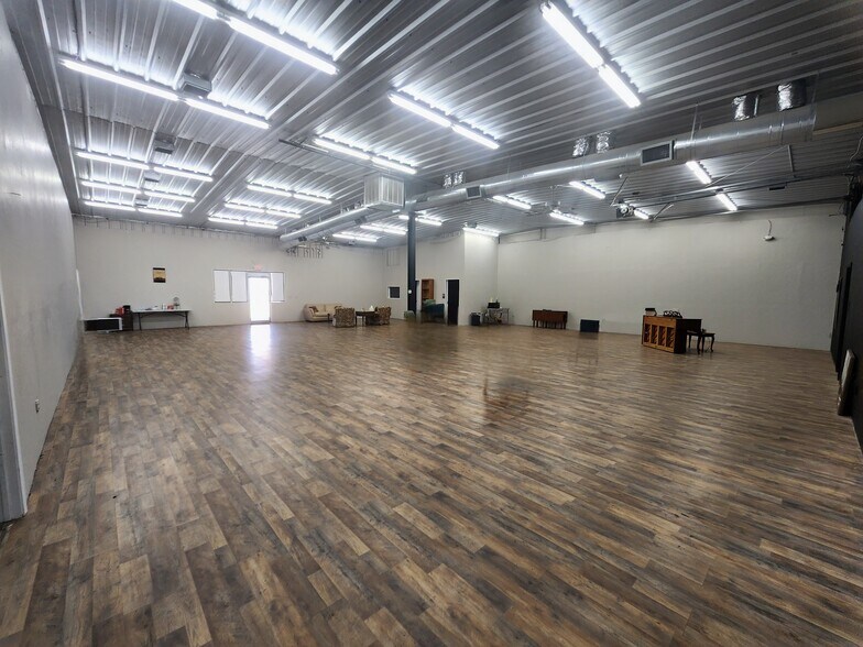 More Photos Of 44 NE 51st St, Oklahoma City Light Distribution For Lease