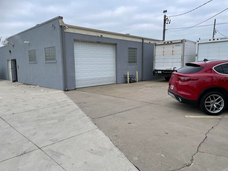 More Photos Of 421 S Addison Rd, Addison Storefront Retail Office For Lease