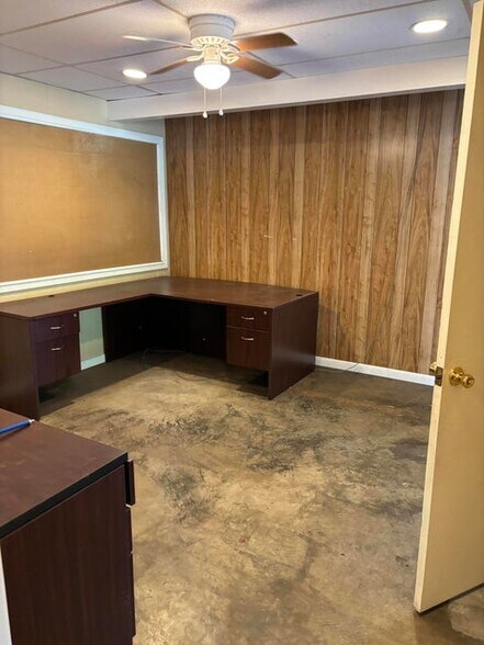 More Photos Of 1114 W Bankhead St, New Albany Showroom For Sale