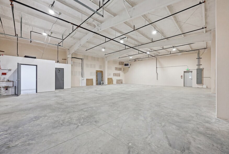 More Photos Of 5275 Adams St, Denver Warehouse For Lease