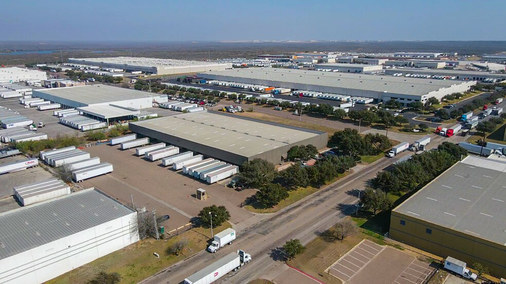 More Photos Of 8602 Killam Industrial Blvd, Laredo Industrial For Lease