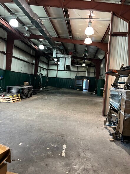 More Photos Of 107 E Austin St, Port Lavaca Distribution For Sale