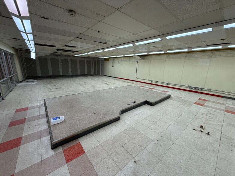 More Photos Of 815 Ellice Av, Winnipeg Convenience Store For Sale