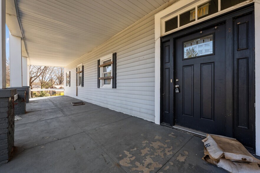 More Photos Of 421 Vine St, Eden Hotel For Sale