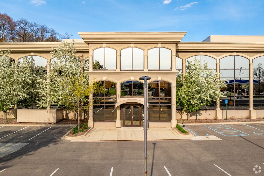 More Photos Of 21 E Long Lake Rd, Bloomfield Hills Office For Lease