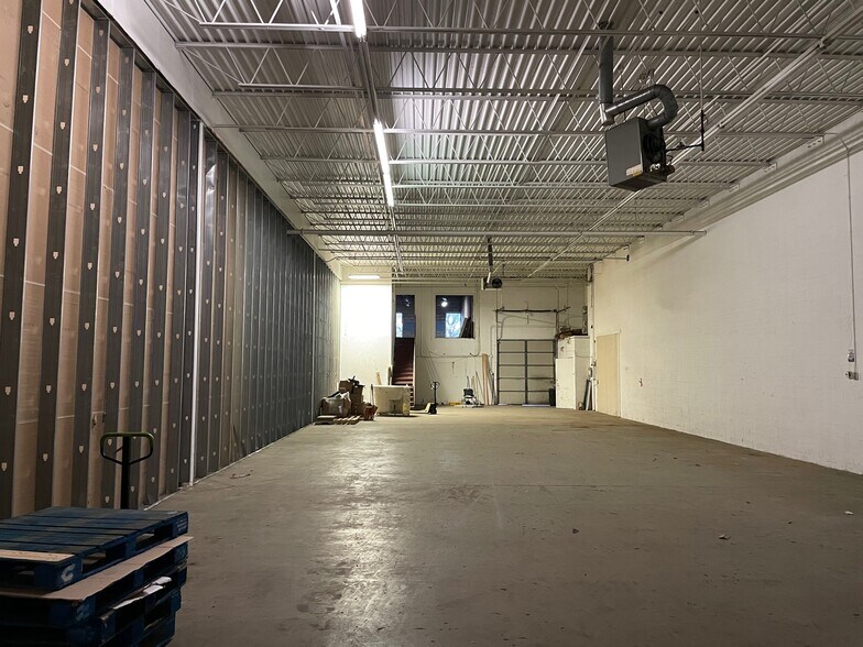 More Photos Of 150 W 88th St, Bloomington Light Distribution For Lease