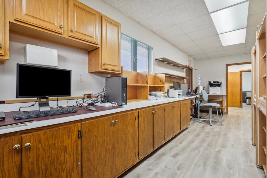 More Photos Of 305 E San Marnan Dr, Waterloo Medical For Sale