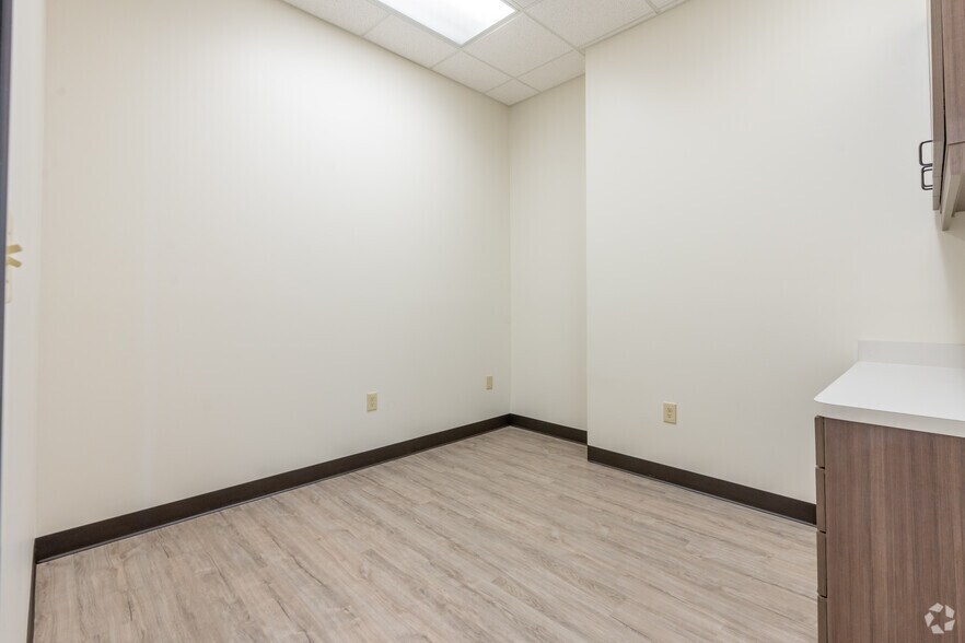 More Photos Of 3105 Colorado Blvd, Denton Medical For Lease