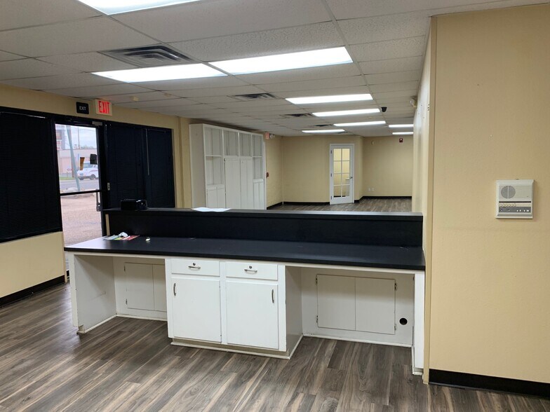 More Photos Of 2000 E Texas St, Bossier City Office For Sale