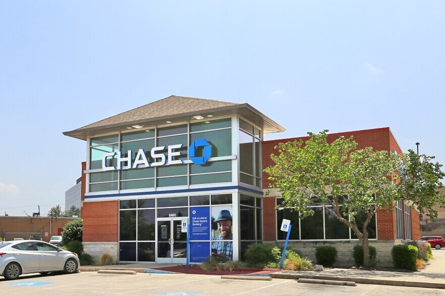More Photos Of 6400 Skillman St, Dallas Bank For Lease