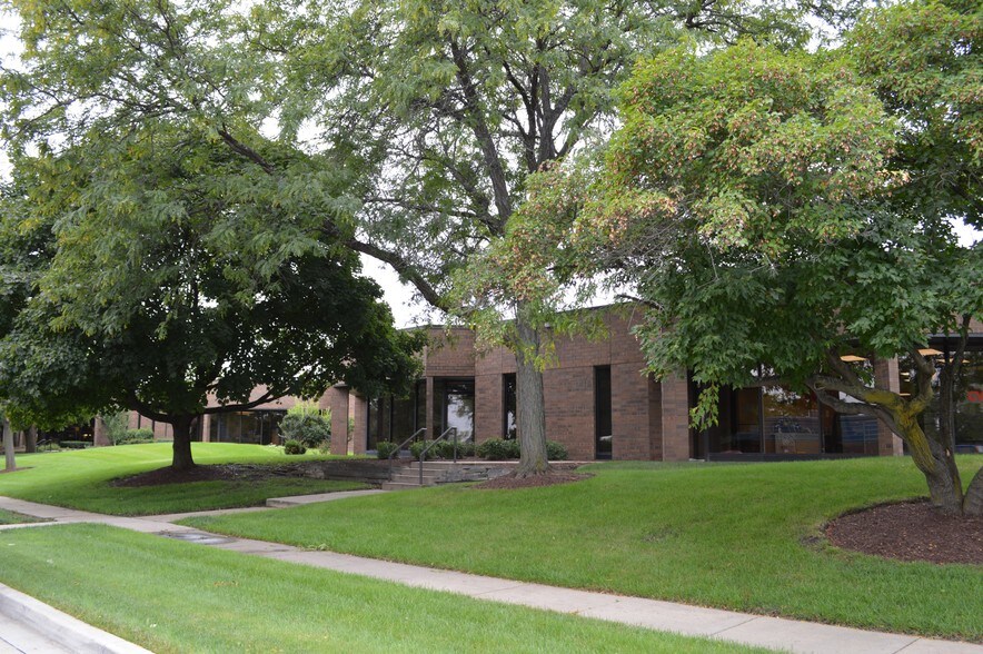 More Photos Of 1050-1098 N Tower Ln, Bensenville Flex For Lease