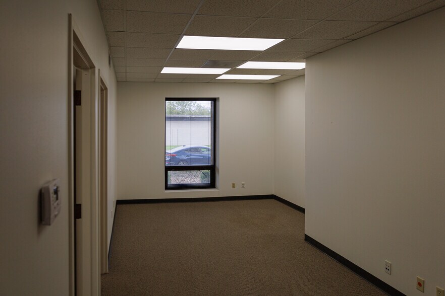 More Photos Of 301-305 S Pioneer Dr, Abilene Office For Lease
