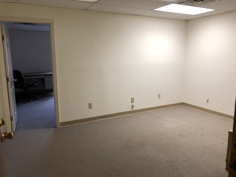 More Photos Of 3532 Irwin Simpson Rd, Mason Office Residential For Lease