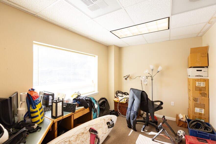 More Photos Of 200 N Wasco Ct, Hood River Warehouse For Sale