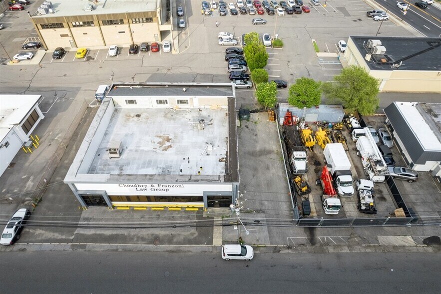 More Photos Of 26-32 Bond St, Westbury Loft Creative Space For Lease
