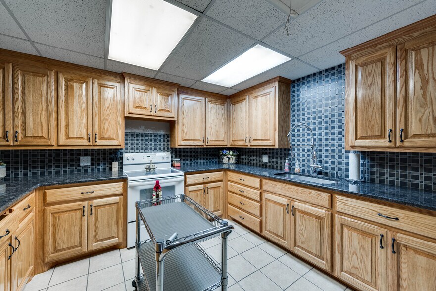 More Photos Of 1001 Austin St, Midland Religious Facility For Sale