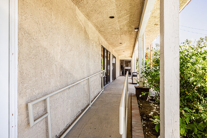 More Photos Of 26055 Bouquet Canyon Rd, Santa Clarita Veterinarian Kennel For Sale