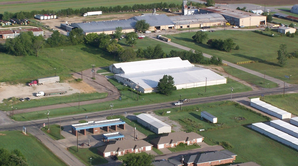 Primary Photo Of 2525 N Center St, Bonham Manufacturing For Lease